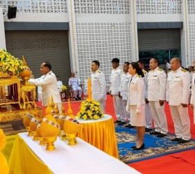พิธีถวายเครื่องราชสักการะ วางพานพุ่มและพิธีจุดเทียนถวายพระพรชัยมงคล