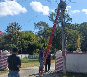กองช่างเทศบาลตำบลภูวงออกบำรุงรักษาและซ่อมแซมไฟส่องสว่างทางสาธารณะภายในหมู่บ้าน